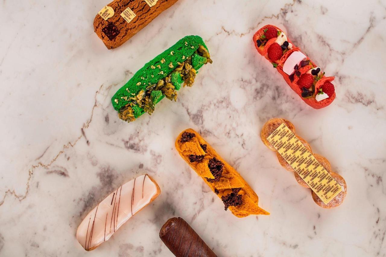 מנאמה Le Meridien City Centre Bahrain מראה חיצוני תמונה An assortment of éclairs