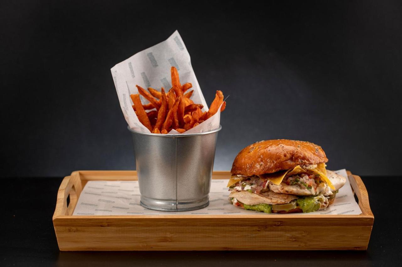מנאמה Le Meridien City Centre Bahrain מראה חיצוני תמונה A burger and fries
