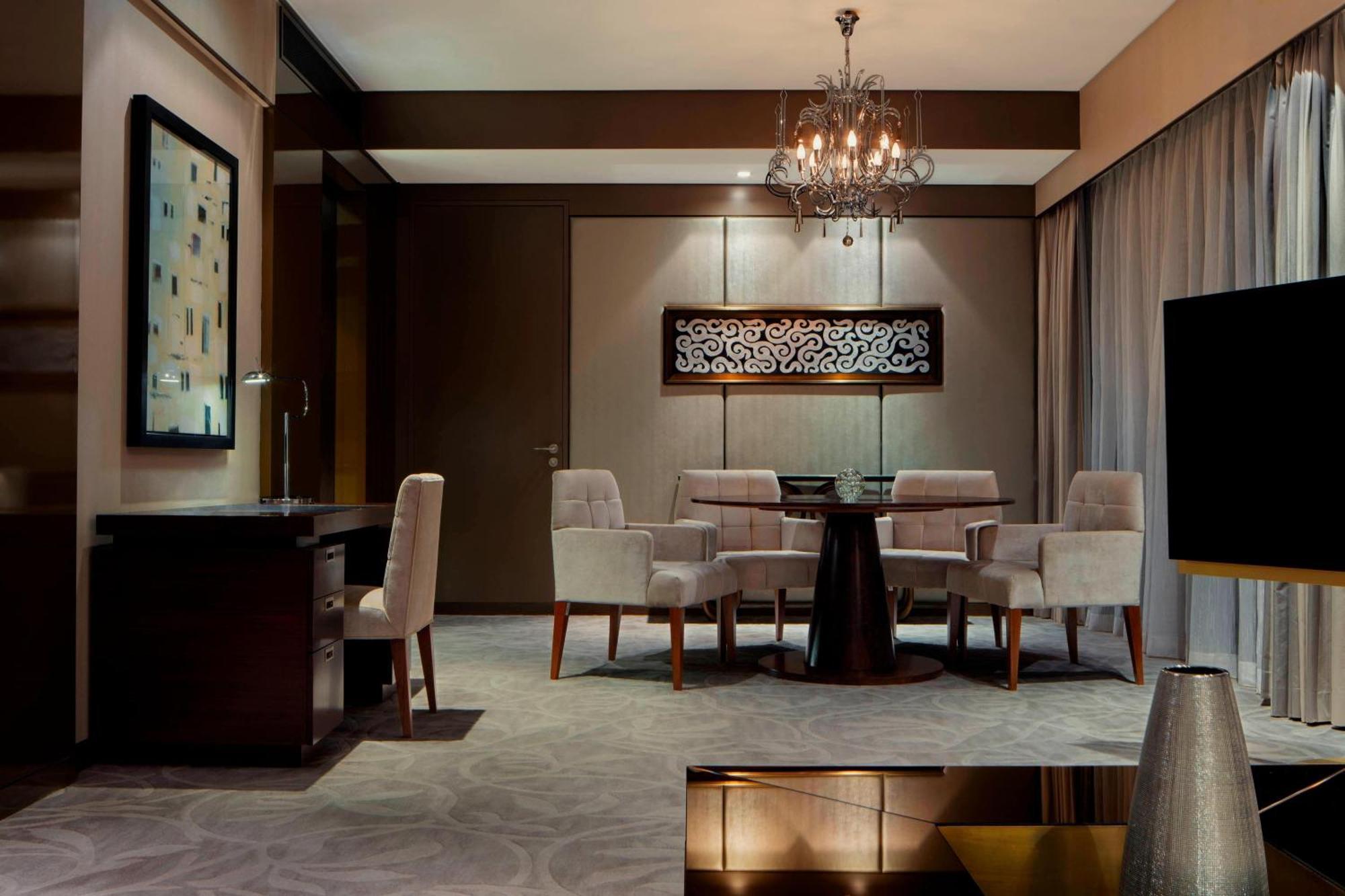 מנאמה Le Meridien City Centre Bahrain מראה חיצוני תמונה A suite at the Ritz-Carlton, Singapore