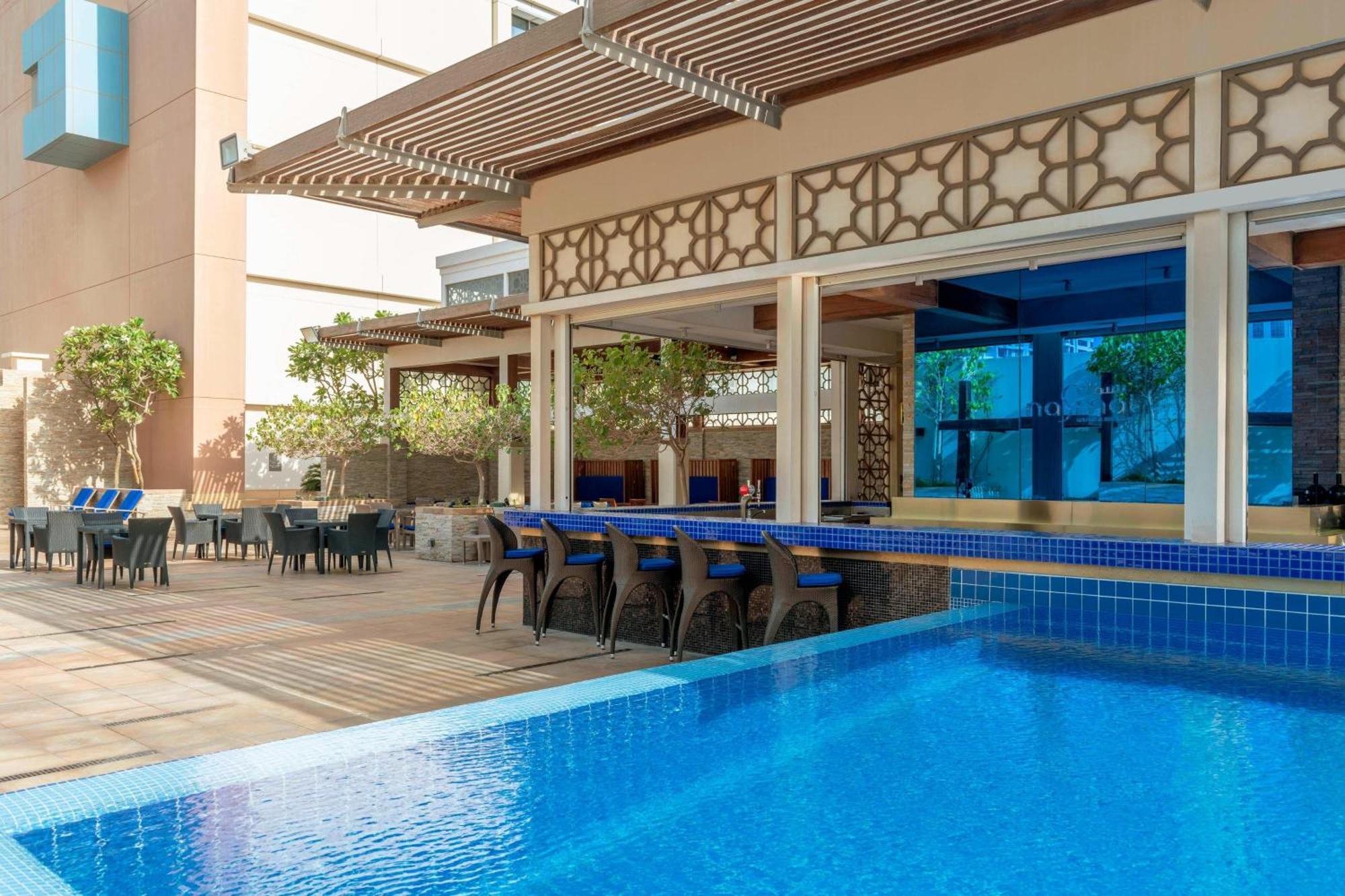 מנאמה Le Meridien City Centre Bahrain מראה חיצוני תמונה The pool at the hotel