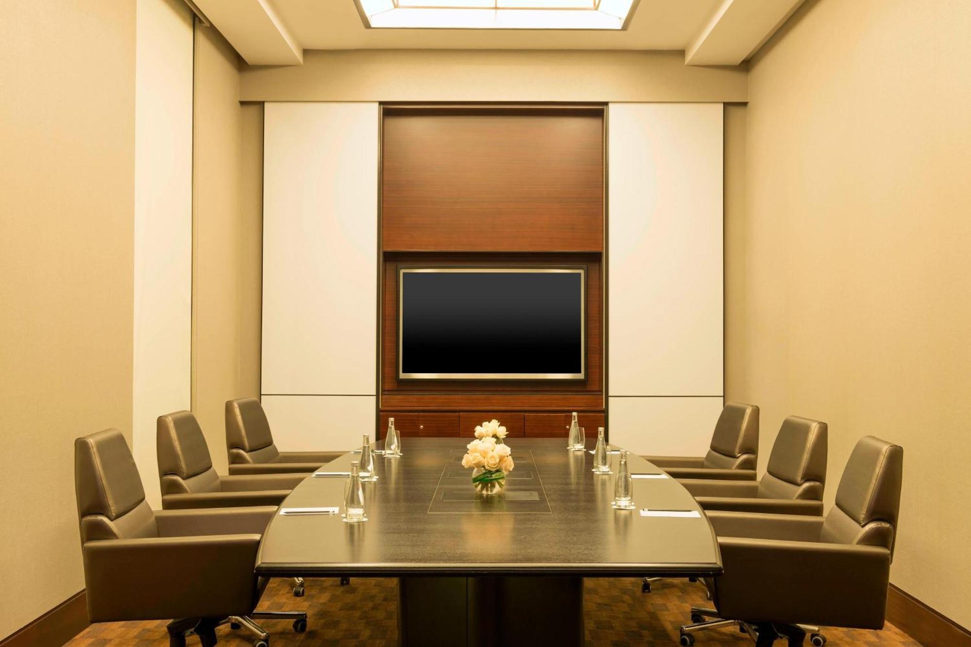 מנאמה Le Meridien City Centre Bahrain מראה חיצוני תמונה A boardroom at the Four Seasons Hotel, New York City