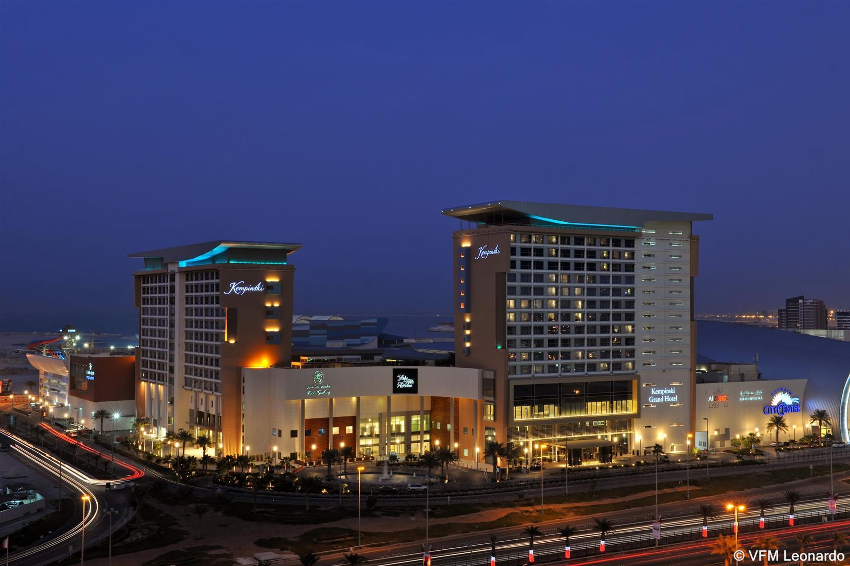 מנאמה Le Meridien City Centre Bahrain מראה חיצוני תמונה The Sheraton San Diego Hotel and Marriott Hotel at night